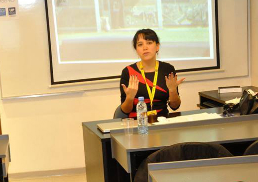 Eugenia Álvarez exponiendo