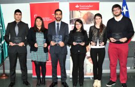 Alumnos y académica reciben Beca Santander 2015