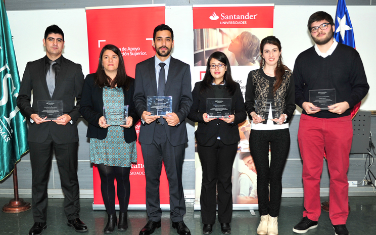 Alumnos y académica reciben Beca Santander 2015