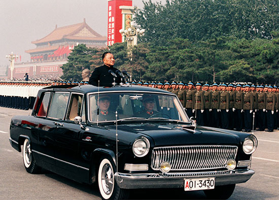 1984： El primero de octubre, con motivo del 35 aniversario de la fundación de China, Deng Xiaoping, viajando en un automóvil descapotado, estaba pasando revista a las fuerzas armadas del Ejército Popular de Liberación