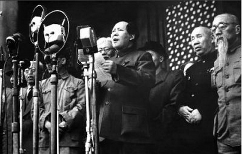 1949： El primero de Octubre, en la tribuna de Tiananmen de Beijing, el Presidente Mao Zedong proclamó la fundación de la República Popular China.