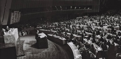 1971： En octubre, durante la XXVI Sesión de la Asamblea General de la ONU, se aprobó por abrumadora mayoría una resolución para reanudar todos los derechos legítimos de China en esta organización mundial.