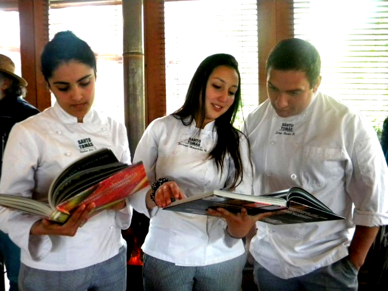Estudiantes de Gastronomía Internacional y Tradicional Chilena