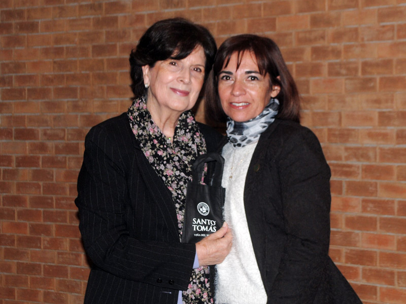 Gloria Carranza, decana de la Facultad de Educación de UST, junto a Sandra Catalán, directora Escuela de Educación Santo Tomás Viña del Mar.