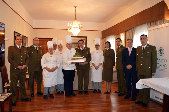 Carabineros recibe la torta de los alumnos de Técnico en Gastronomía Internacional y Tradicional Chilena.