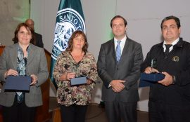 Rector Nacional del Centro de Formación Técnica e Instituto Profesional, junto a tres colaboradores de la sede distinguidos con el premio al Mérito Santo Tomás.