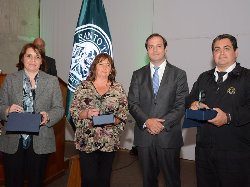 Rector Nacional del Centro de Formación Técnica e Instituto Profesional, junto a tres colaboradores de la sede distinguidos con el premio al Mérito Santo Tomás.