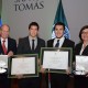 Rector y Directora Formación General, junto a alumnos distinguidos con el Premio Sello Santo Tomás.