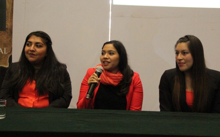 Las tres estudiantes hablan durante el seminario.