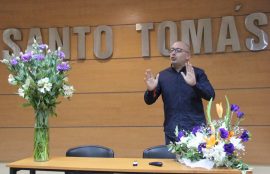 Experto Javier Torregrosa expone durante el seminario de floricultura
