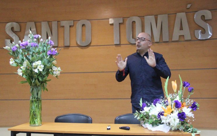 Experto Javier Torregrosa expone durante el seminario de floricultura