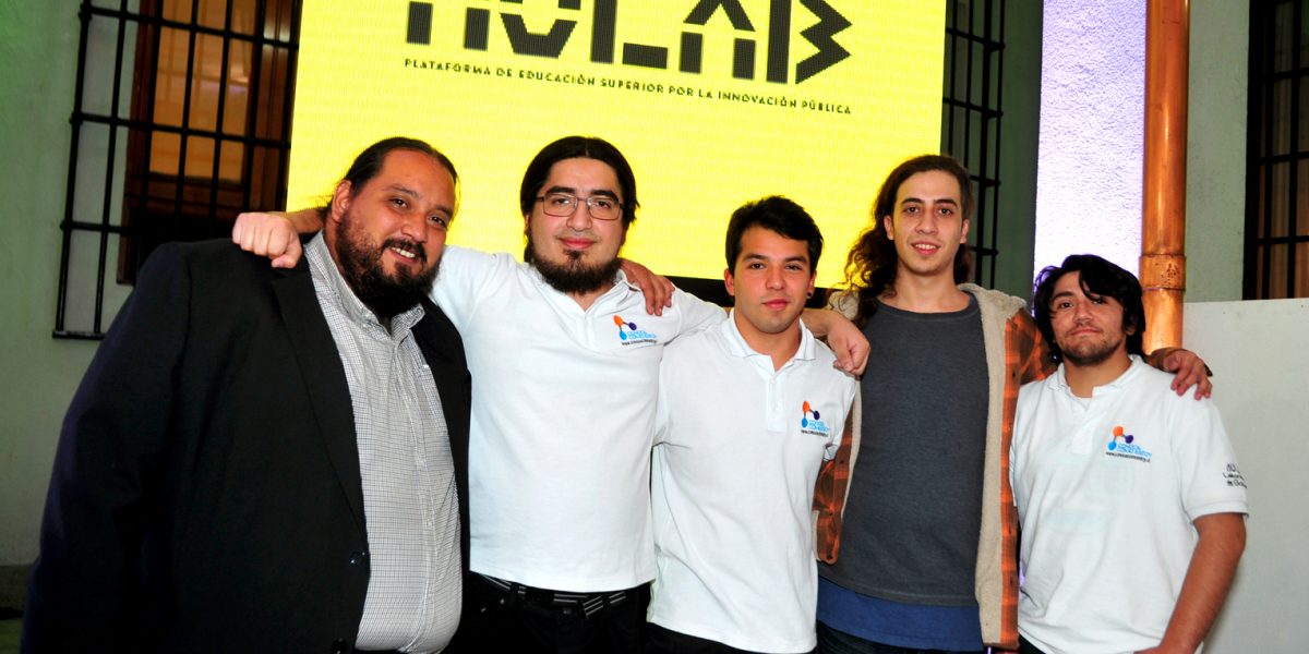 El profesor Jacob Donoso junto a los estudiantes de Ingeniería en Informática Julio Méndez, Sebastián Canelo, Ignacio Quiñones y Gonzalo Silva.