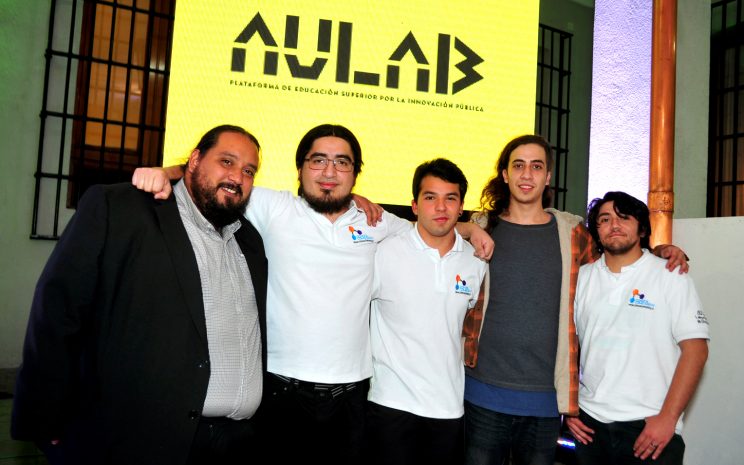 El profesor Jacob Donoso junto a los estudiantes de Ingeniería en Informática Julio Méndez, Sebastián Canelo, Ignacio Quiñones y Gonzalo Silva.