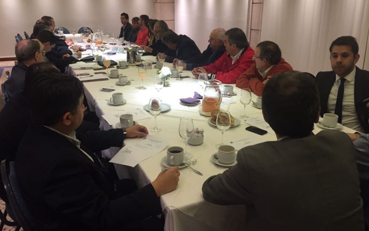Los docentes participan de una reunion en Argentina, sentados en una gran mesa.