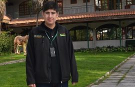 El ex alumno del CFT Santo Tomás Puente Alto, José Lefiñanco, quien hoy trabaja en el programa municipal de apoyo a pacientes con dependencia.