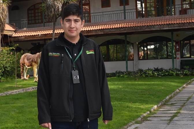 El ex alumno del CFT Santo Tomás Puente Alto, José Lefiñanco, quien hoy trabaja en el programa municipal de apoyo a pacientes con dependencia.