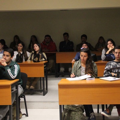 Estudiantes y público en general observan la presentación.