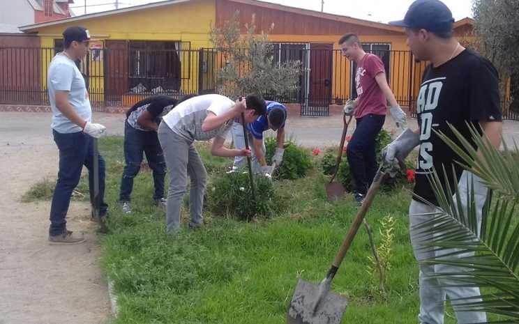 Este año los estudiantes realizaron un operativo de limpieza en la plaza de la Villa El Molino, en donde desmalezaron las áreas verdes, recogieron desechos y pintaron un mural.