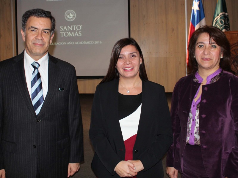 Rector Nacional UST, Jaime Vatter; Miriam Henriquez; y Rectora Santo Tomás en Valdivia, Laura Bertolotto.