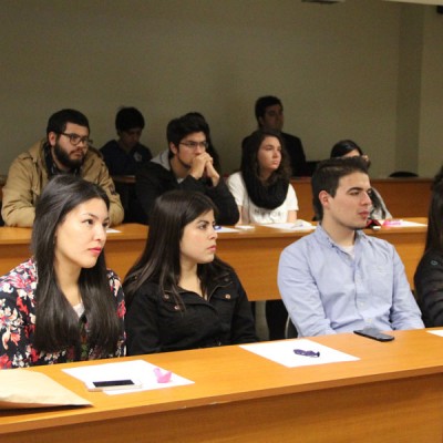 Grupo de cuatro estudiantes escuchan la conferencia.