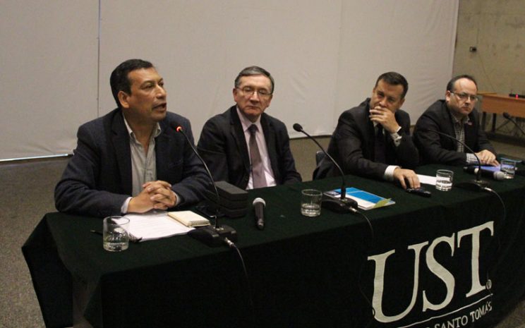 Panel de expertos sentados en mesa de escenario: Enrique Azua, Vicente Hormazábal, Jaime Camus y Bernardo Salinas.