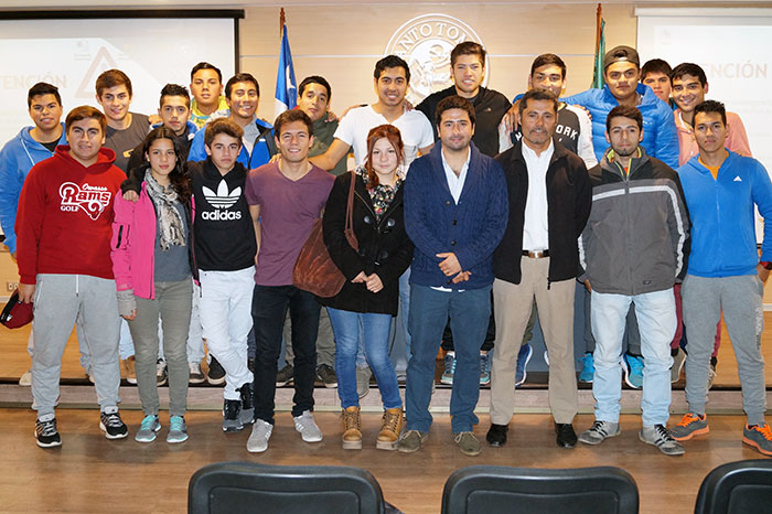 Matías Cortés junto a los alumnos de la carrera Preparador Físico de Santo Tomás Rancagua.