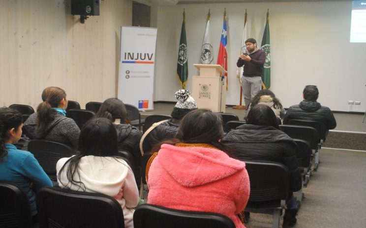Estudiantes ovallinos protagonizan debate sobre la despenalización y consumo de cannabis sativa en un desayuno público organizado por INJUV y SENDA.