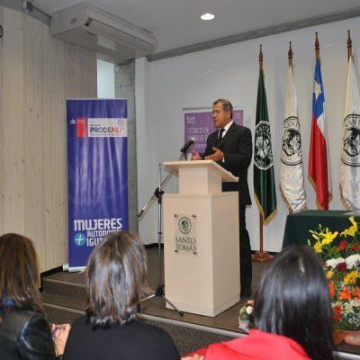 El rector Héctor López de la sede IP-CFT Santo Tomás Ovalle se dirige a las autoridades, docentes y estudiantes presentes.