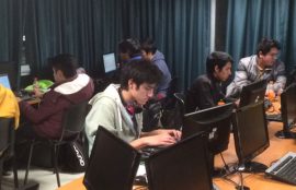 Grupo de alumnos trabajan en sus computadores durante el evento.