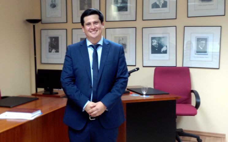 El profesor Oxman será director del Magíster en Derecho Penal de nuestra casa de estudios, el cual comenzará a impartirse en el año 2017, en la sede de Santiago de la UST.
