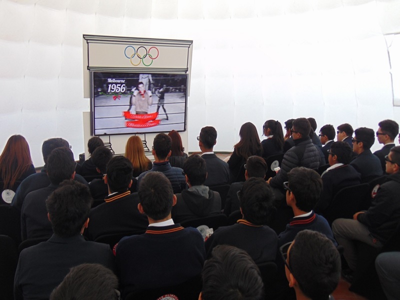 Al interior de un domo inflable, los estudiantes vieron el documental en formato 3D estereoscópico “Juegos Olímpicos: Un viaje a través de la historia”.