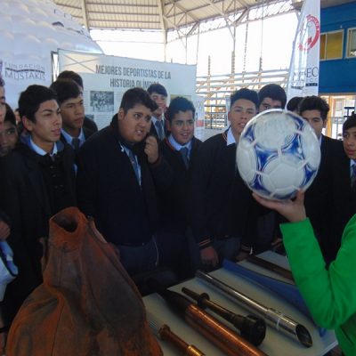 Los estudiantes pudieron observar de cerca destacados objetos y recuerdos que marcaron el deporte nacional.