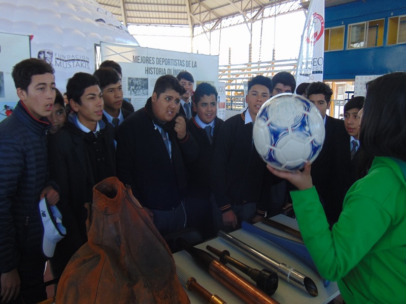 Los estudiantes pudieron observar de cerca destacados objetos y recuerdos que marcaron el deporte nacional.