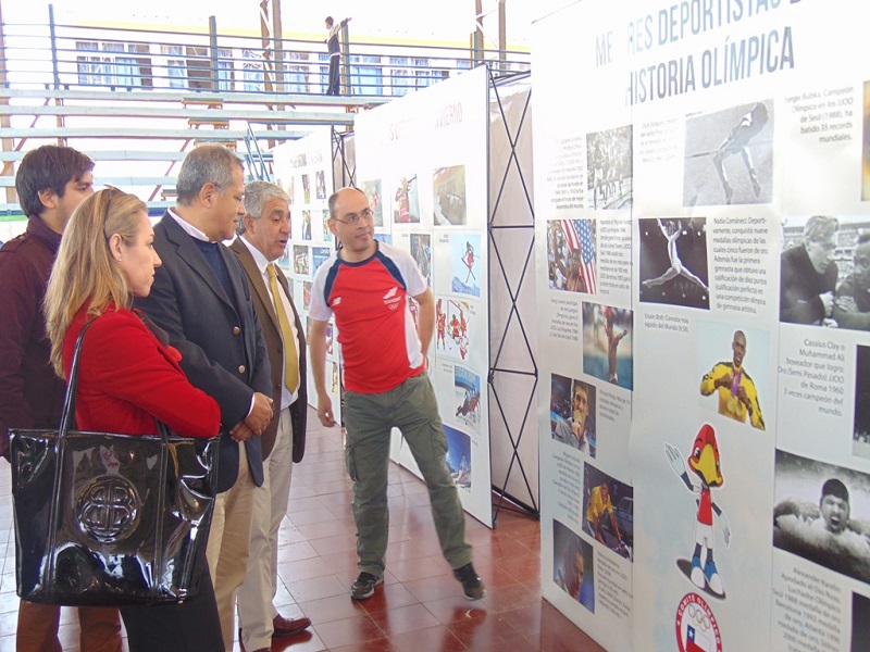 El alcalde de Ovalle, Claudio Rentería, junto al rector de Santo Tomás Ovalle, Héctor López, realizan un recorrido por la muestra.