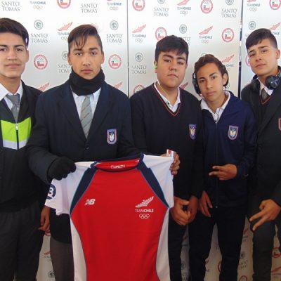 Estudiantes que participaron de Mini Olimpiadas, recibieron una camiseta del Team Chile.