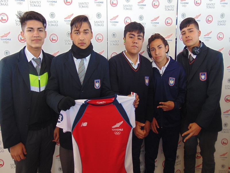 Estudiantes que participaron de Mini Olimpiadas, recibieron una camiseta del Team Chile.