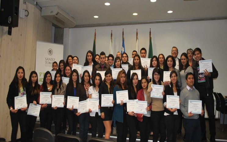 Estudiantes de Técnico en Contabilidad General del IP-CFT Santo Tomás Ovalle que recibieron certificado por participación en Operación Renta 2016