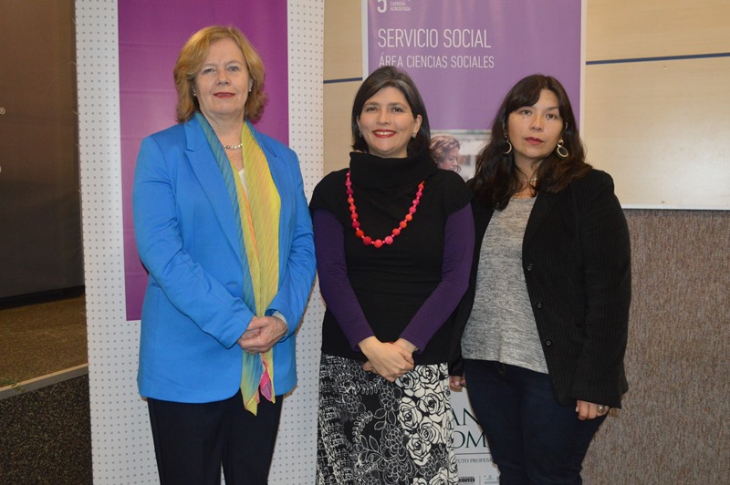 La rectora de Santo Tomás Temuco, Rosemarie Junge, la directora regional del Sernameg y la jefa de carrera de Servicio Social Alejandra Santana
