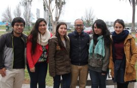 Estudiantes que participaron de la feria de salud mental junto al profesor José Shu (cuarto de izquierda a derecha).