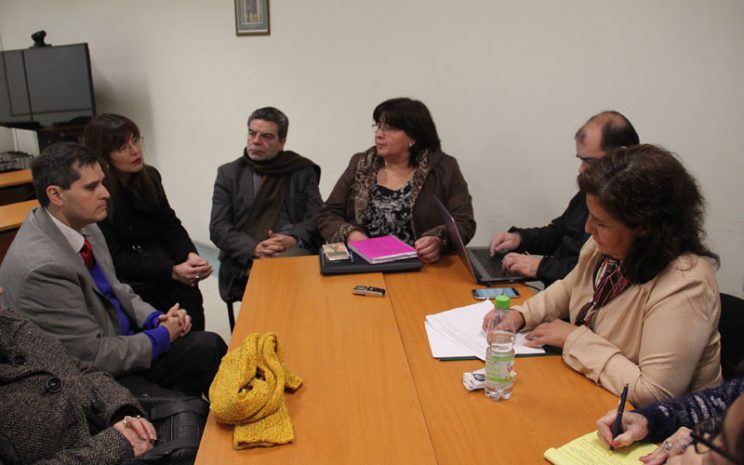 Grupo de seis investigadores intercambia opiniones en una de las mesas de trabajo.