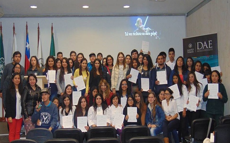 Estudiantes diurnos y vespertinos de SantoTomás Ovalle que participaron del Training Laboral recibieron un certificado.