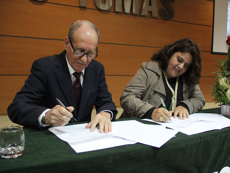Rector de sede y representante de Geoquímica firman convenio.