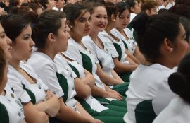Estudiantes de Santo Tomás Puente Alto se muestran sonrientes durante la ceremonia de investidura.