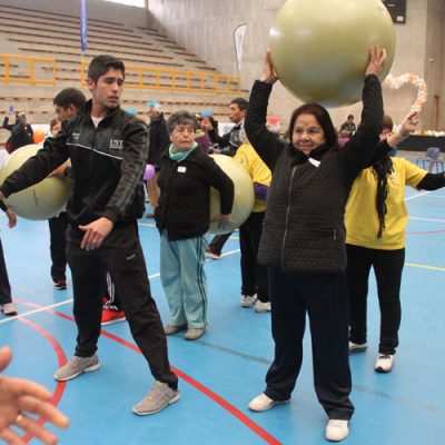 Un estudiante supervisa las actividades con balón que realiza una de las participantes. .