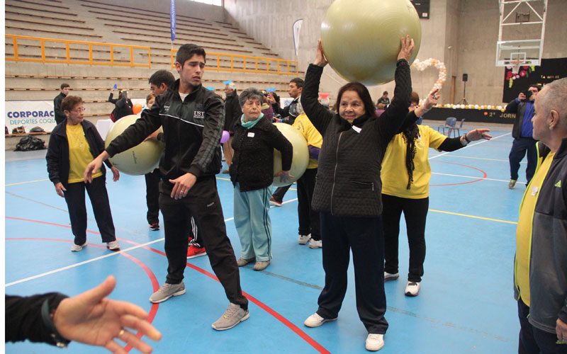 Un estudiante supervisa las actividades con balón que realiza una de las participantes. .