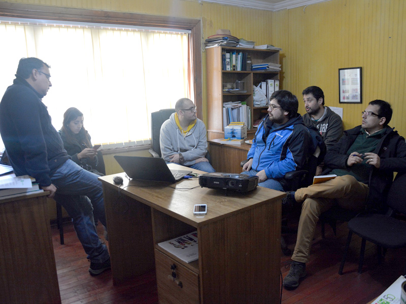 Estudiantes integrantes del Laboratorio de Innovación Aplicada del Área Informática Santo Tomás en terreno apoyando proyectos de agricultura en Cañete.