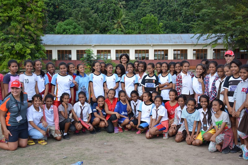 Paula Virgilio compartiendo con los estudiantes de Timor Leste