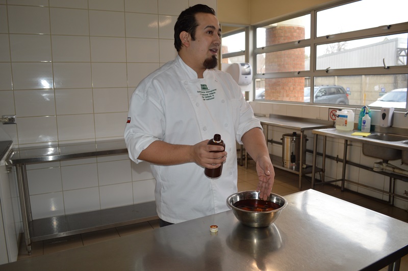 Raúl Mellado, capacitando a los menores en higiene