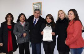 Dirigenta de Vicuña recibe su certificado junto a alcalde, directora académica UST y otros invitados a la actividad.