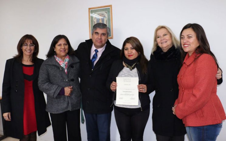 Dirigenta de Vicuña recibe su certificado junto a alcalde, directora académica UST y otros invitados a la actividad.